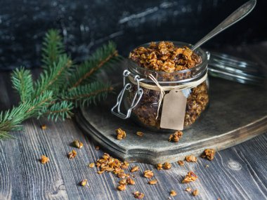 Ev yapımı granola ile açık cam kavanoz 