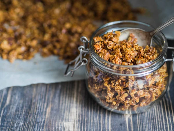 Ev yapımı granola ile açık cam kavanoz