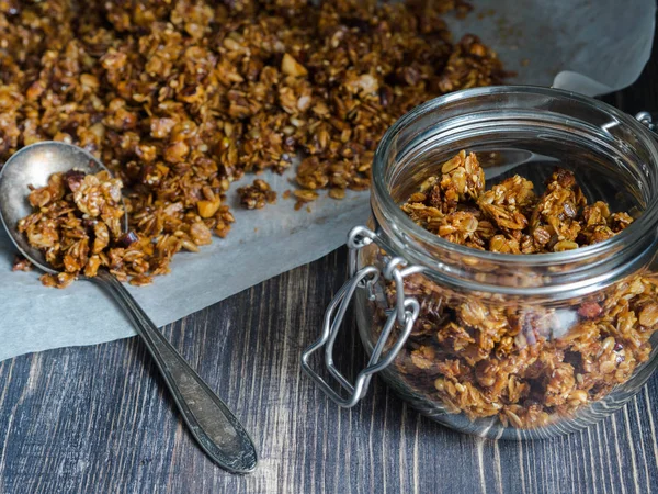 Ev yapımı granola ile açık cam kavanoz