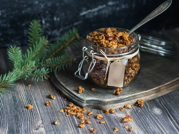 Ev yapımı granola ile açık cam kavanoz 