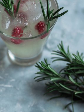 Ahududu ve biberiye ile taze ev yapımı limonata 