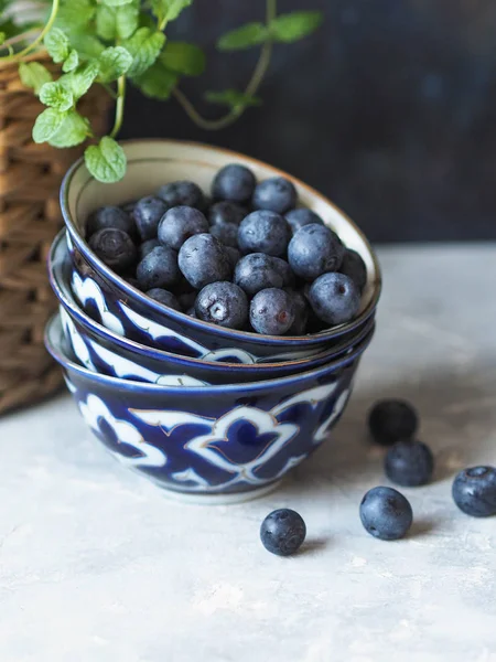 Trois bols en céramique empilés avec des bleuets mûrs — Photo