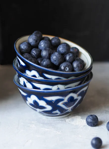 Trois bols en céramique empilés avec des bleuets mûrs — Photo