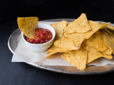 Meksika cips cips metal plaka salsa sos ile 