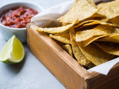 Meksika cips cips mezarda salsa sos ve kireç dilim