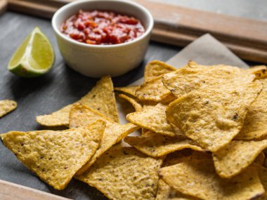 Meksika cips cips salsa sos ve kireç dilim