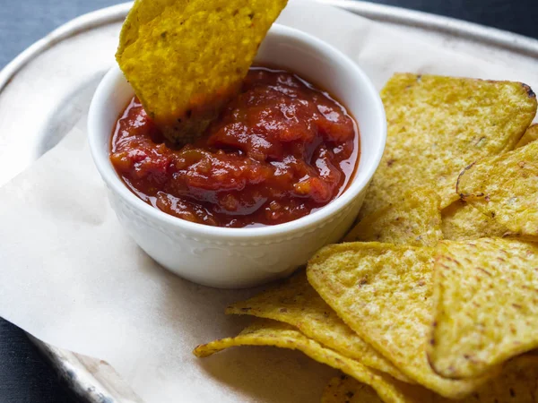 Croustilles de nachos mexicaines à la sauce salsa — Photo