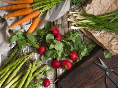 Eski bir ahşap arka plan bahar sebze. 