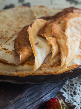 Kara tahta üzerinde kızarmış krep yığını. Rus tarzı.