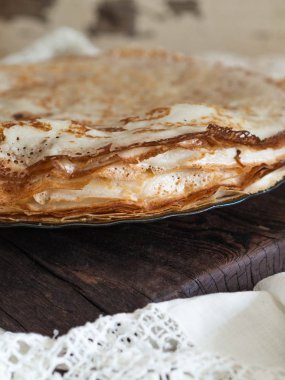 Kara tahta üzerinde kızarmış krep yığını. Rus tarzı.