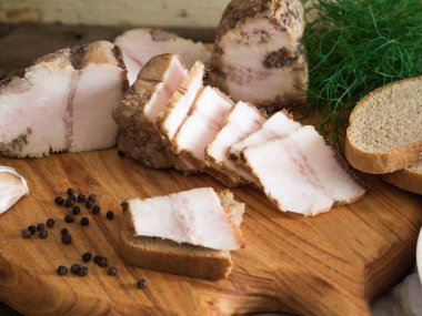 Bir ahşap tahta üzerinde taze ev yapımı Füme pastırma