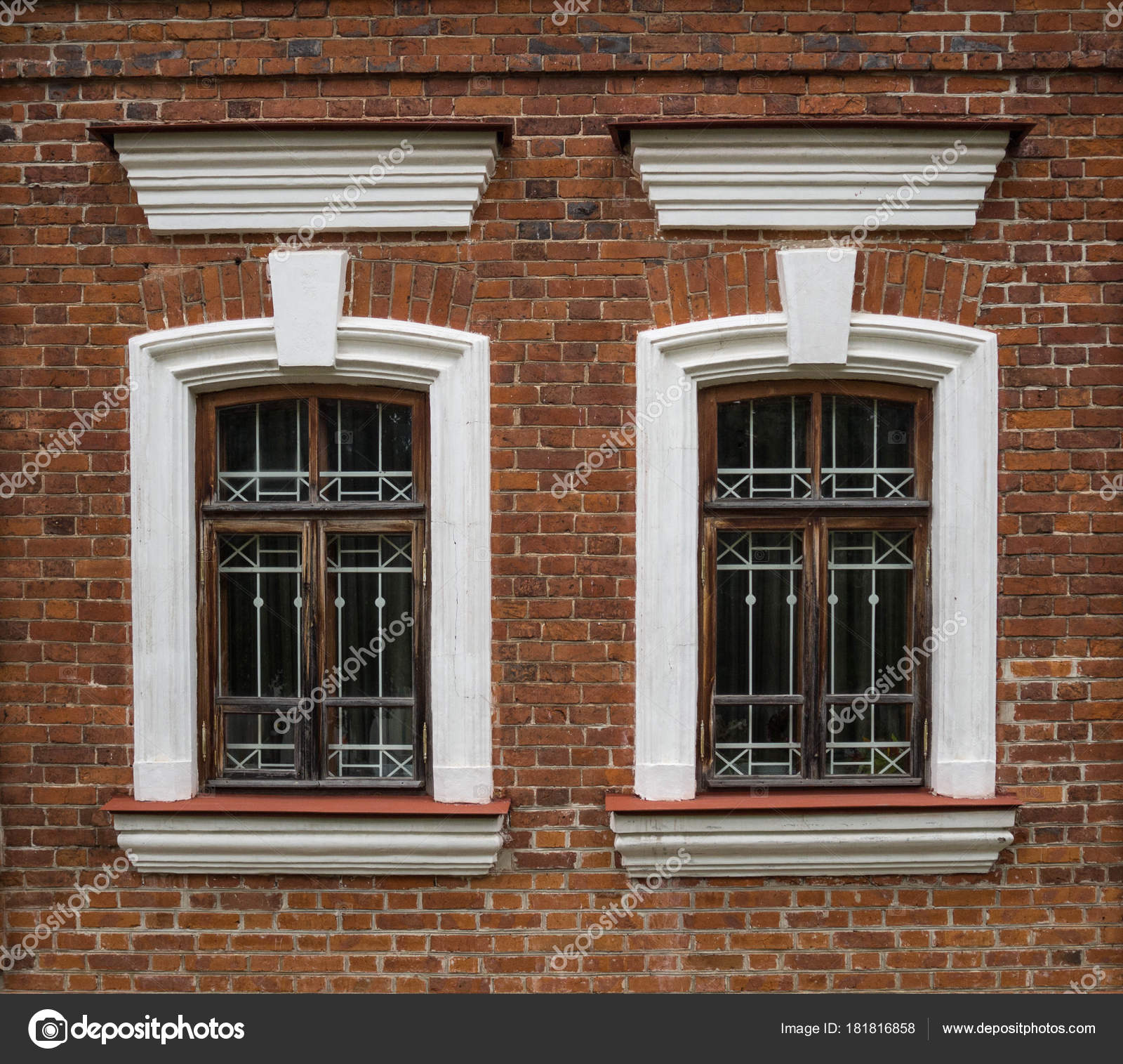 Dos Ventanas Una Casa Ladrillo Fachada Con Dos Ventanas Con — Foto de