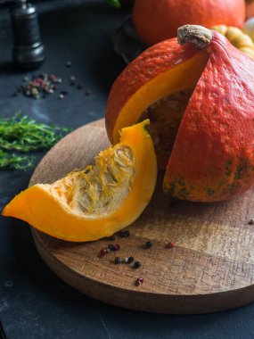  Ahşap bir gemide balkabağı kesmek