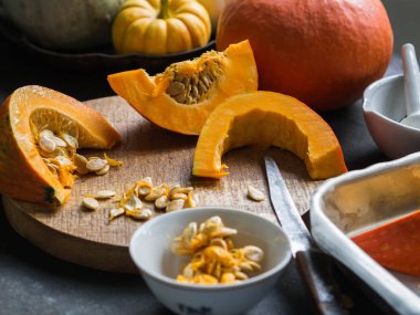 Bir ahşap tahta üzerinde turuncu taze kabak dilimleri