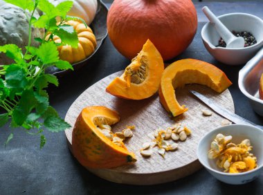 Turuncu taze kabak baharat ve otlar ile yemek. Kabak dilimler kesip fırın tepsisine. 