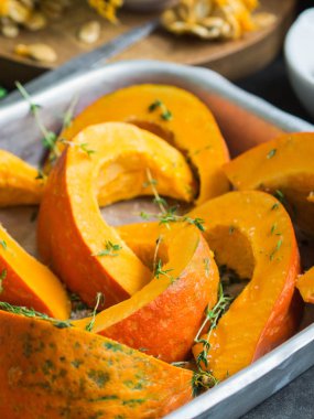 Turuncu taze kabak baharat ve otlar ile yemek. Kabak dilimler kesip fırın tepsisine. 