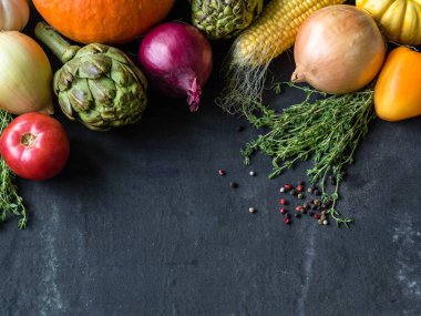 Koyu arka plan üzerinde çeşitli sebze. Sağlıklı gıda, otlar ve baharatlar. Pişirme kavramı