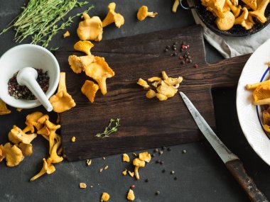 Ham vahşi Cantharellus cibarius mantar karanlık gemide yemek pişirmek için hazır. Yabani mantar ile kompozisyon. kopya alanı