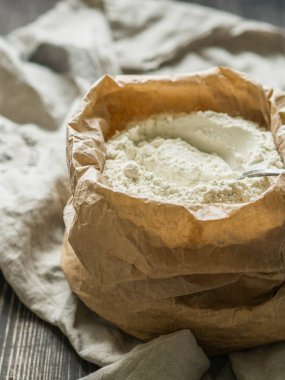 kağıt torba beyaz buğday unu ve metal bir kaşık ile