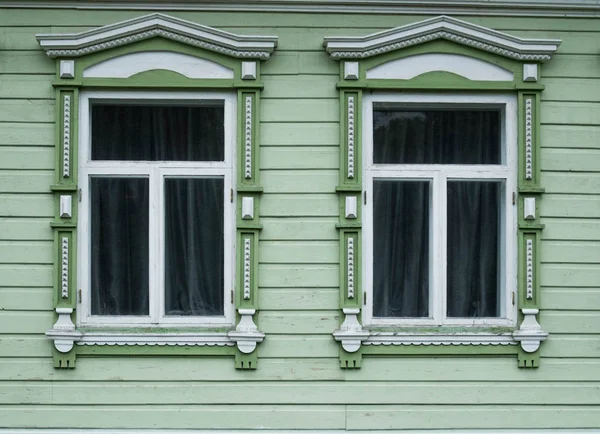 Två Fönster Gammal Grön Land Hus Rysk Stil Ryska Byn — Stockfoto