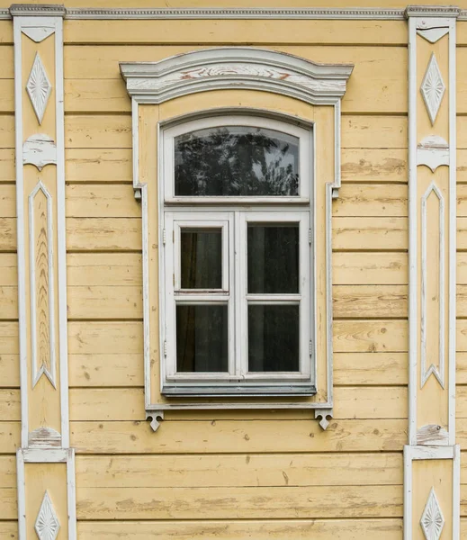 Fönster Fasaden Ett Gult Trähus Rysk Stil Ryska Byn — Stockfoto