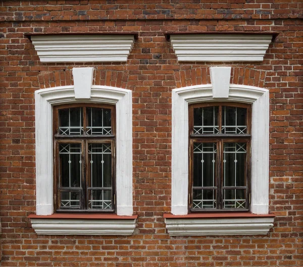 Два Окна Кирпичном Доме Фасад Двумя Окнами Белыми Полосами — стоковое фото