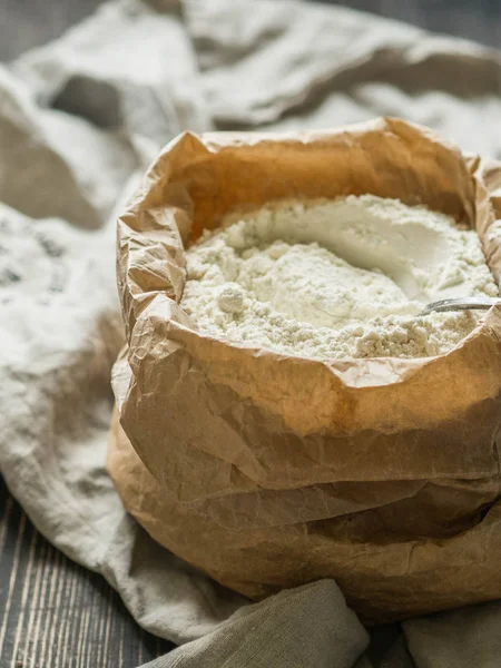 kağıt torba beyaz buğday unu ve metal bir kaşık ile