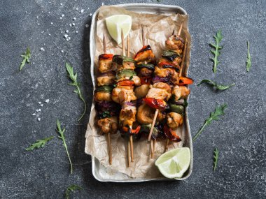 Şiş üzerinde metal plaka üzerindeki sebzeli tavuk. Üstten görünüm