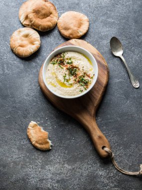 Vejetaryen yiyecekler. Ev yapımı humus dip gemide mini Pide üstten görünüm gri arka plan üzerinde beyaz kase