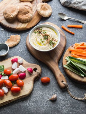 Ev yapımı humus dip beyaz kase taze sebze. Vejetaryen yemek. üstten görünüm