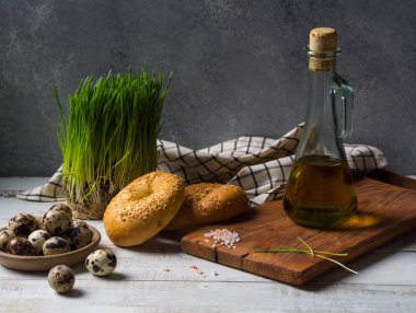 Malzemeler için kahvaltı - zeytinyağı, bıldırcın yumurtası, beagles, mikro Yeşiller,