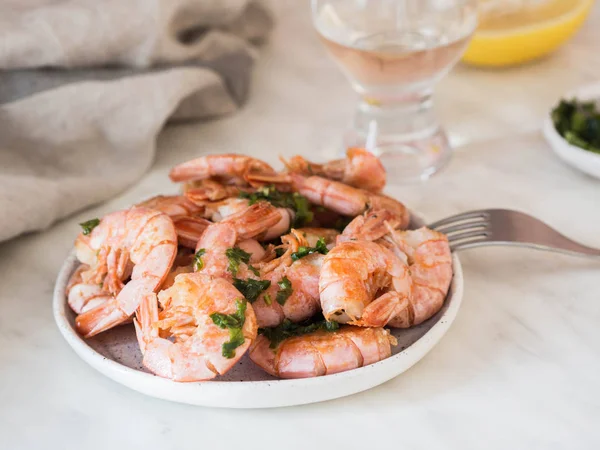 White Plate Prawns Fried Herbs Garlic Glass White Wine White — Stock Photo, Image