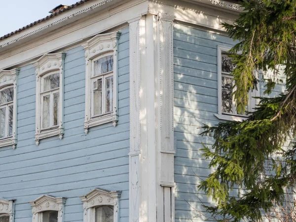 Uma Antiga Casa Azul Dois Andares Com Faixas Brancas — Fotografia de Stock