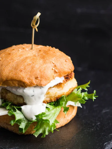 Hamburguesa Casera Pescado Una Pizarra Negra Esquisto —  Fotos de Stock