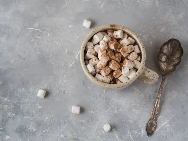 Chocolate Caliente Con Malvavisco Una Taza Sobre Fondo Gris Vista —  Fotos de Stock