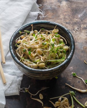 Kase rustik metal zemin üzerine çeşitli lahanası