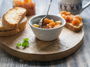 Armut Reçeli bir ahşap tahta ve tost ile kase