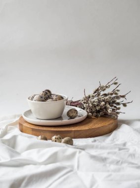 Paskalya sofra beyaz yemekleri, Kukum ve bıldırcın yumurtası. Yaşam tarzı fotoğraf