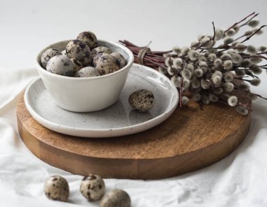 Paskalya sofra beyaz yemekleri, Kukum ve bıldırcın yumurtası. Yaşam tarzı fotoğraf