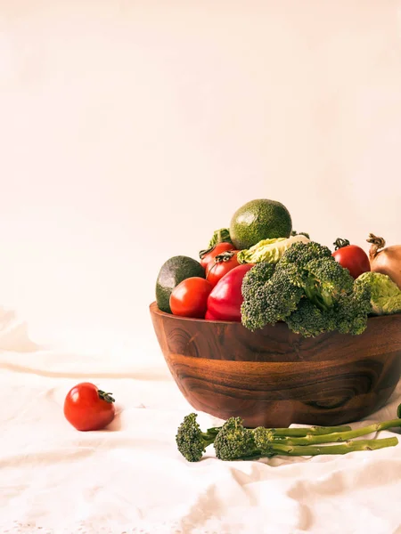 Různé Zeleniny Ovoce Velké Dřevěné Mísy Bílý Ubrus Stole Zdravá — Stock fotografie