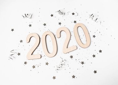 Düz beyaz yeni yıl kompozisyonu - 2020 numara ve beyaz arka planda konfeti. Üst görünüm