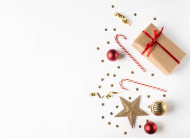 El işi kağıdında hediyeler ve beyaz bir arka planda Noel dekoru olan Noel kompozisyonu.