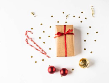 El işi kağıdında hediyeler ve beyaz arka planda Noel dekoru olan bir Noel kompozisyonu. Üst görünüm
