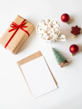 Beyaz bardakta sıcak içecek ve lokum, mektup kağıdı, zarf ve beyaz arka planda xmas süslemesi. Üst Manzara. Boşluğu kopyala