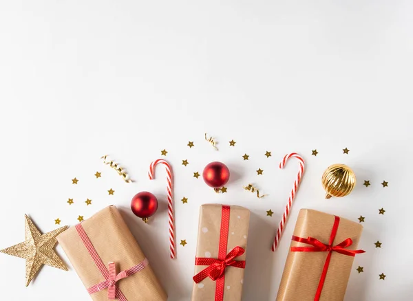 Julen komposition med gåvor i hantverk papper och juldekor på en vit bakgrund. kopiera utrymme. Ovanifrån. — Stockfoto