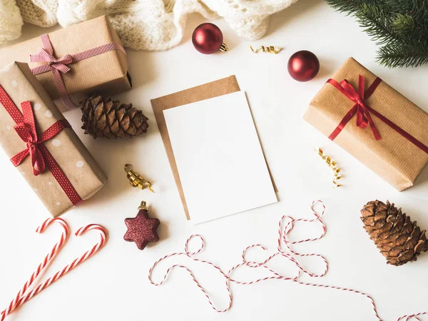 Χάρτινη κάρτα για γράμματα, φάκελο και χριστουγεννιάτικη διακόσμηση. Επίπεδη θέσει για Καλά Χριστούγεννα ή Ευτυχισμένο το Νέο Έτος. Στην κορυφή. Αντιγραφή χώρου — Φωτογραφία Αρχείου