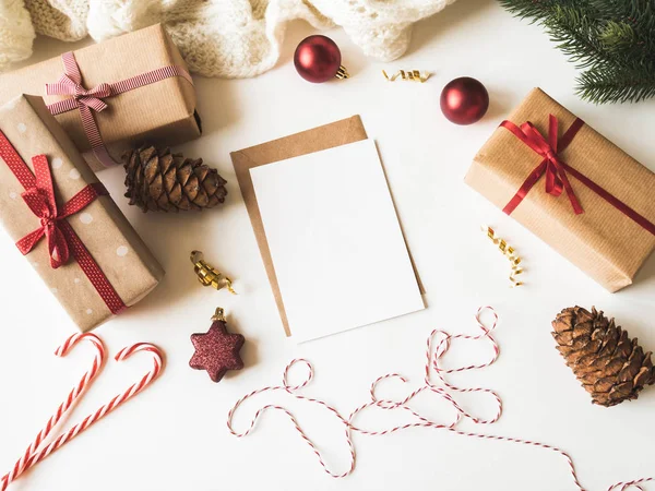 Mektup, zarf ve Xmas dekorasyonu için kağıt kart. Mutlu Noeller ya da yeni yılınız kutlu olsun. Üst Manzara. Boşluğu kopyala
