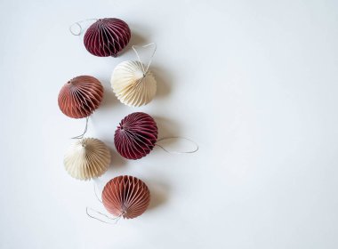 Çok renkli pastel kağıt origami Noel süslemeleri çerçevesi beyaz arka planda. Üst Manzara. Boşluğu kopyala