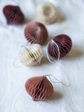 Beyaz arka planda çok renkli pastel kağıt origami Noel dekorasyonu çerçevesi.