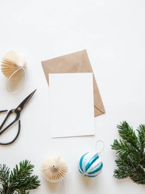 Beyaz arka planda mektup, zarf ve xmas süslemeleri için kağıt kart. Üst görünüm.